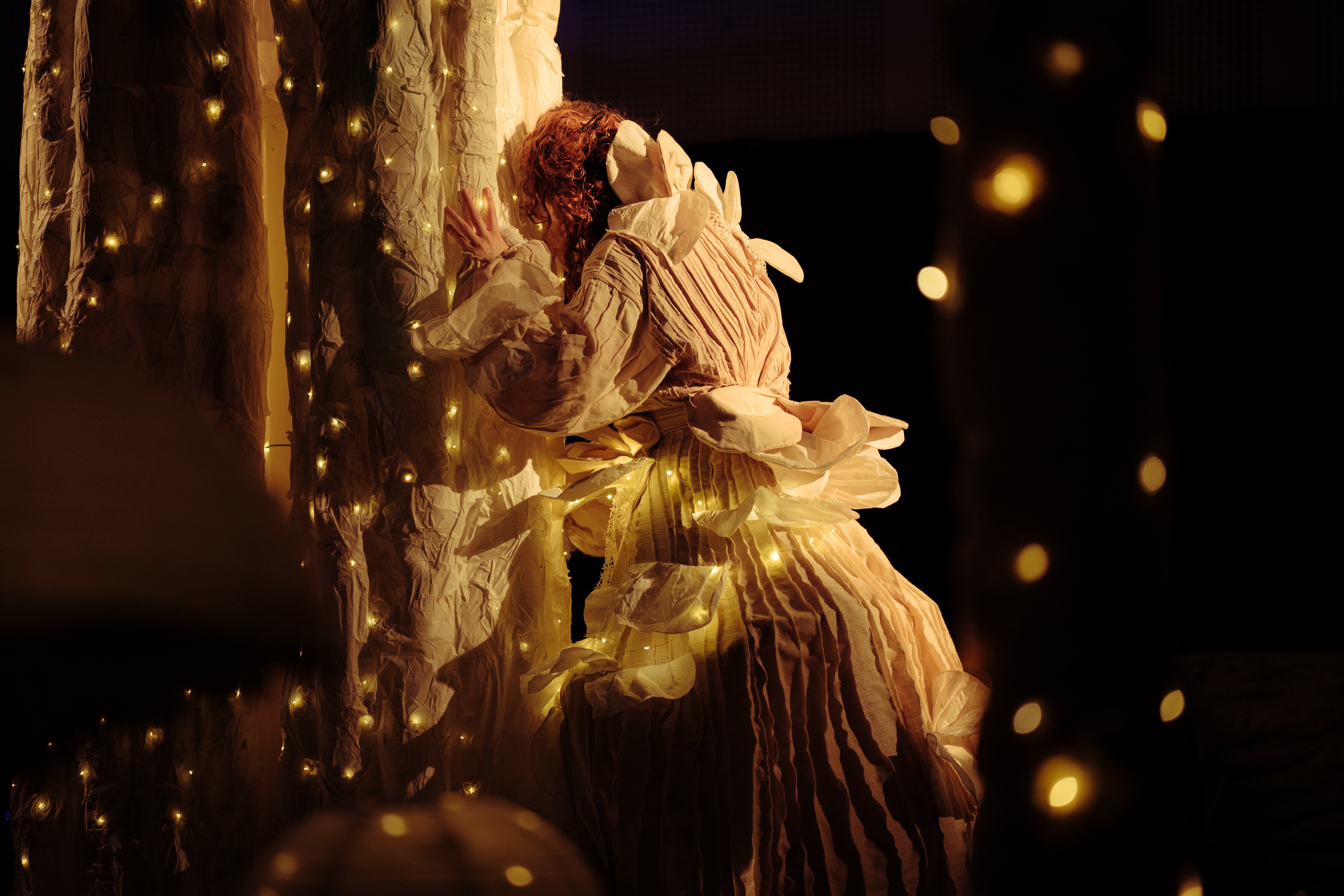Escena de artes escénicas iluminada
