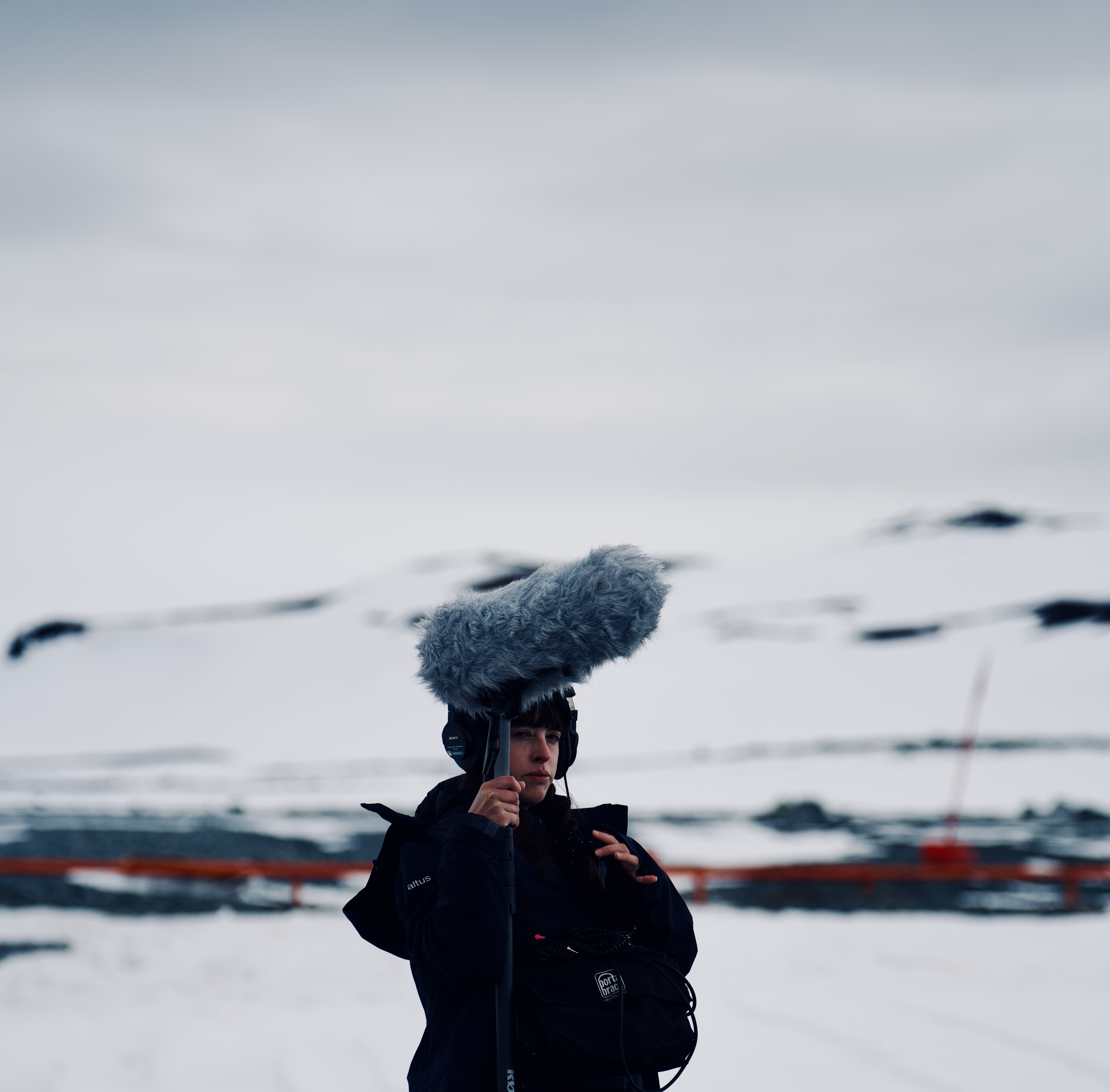 Vinet Silva registrando sonido directo en la nieve